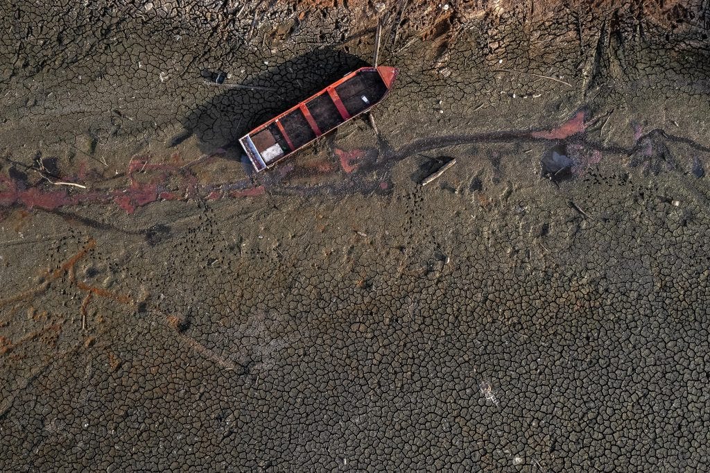 A boat was stranded in the dried bed of Alhajuela Lake during the summer drought, in the Colon province, 50 km north of Panama City, on April 21, 2023. The scarcity of rainfall due to global warming has forced the Panama Canal to reduce the draft of ships passing through the interoceanic waterway. ©AFP