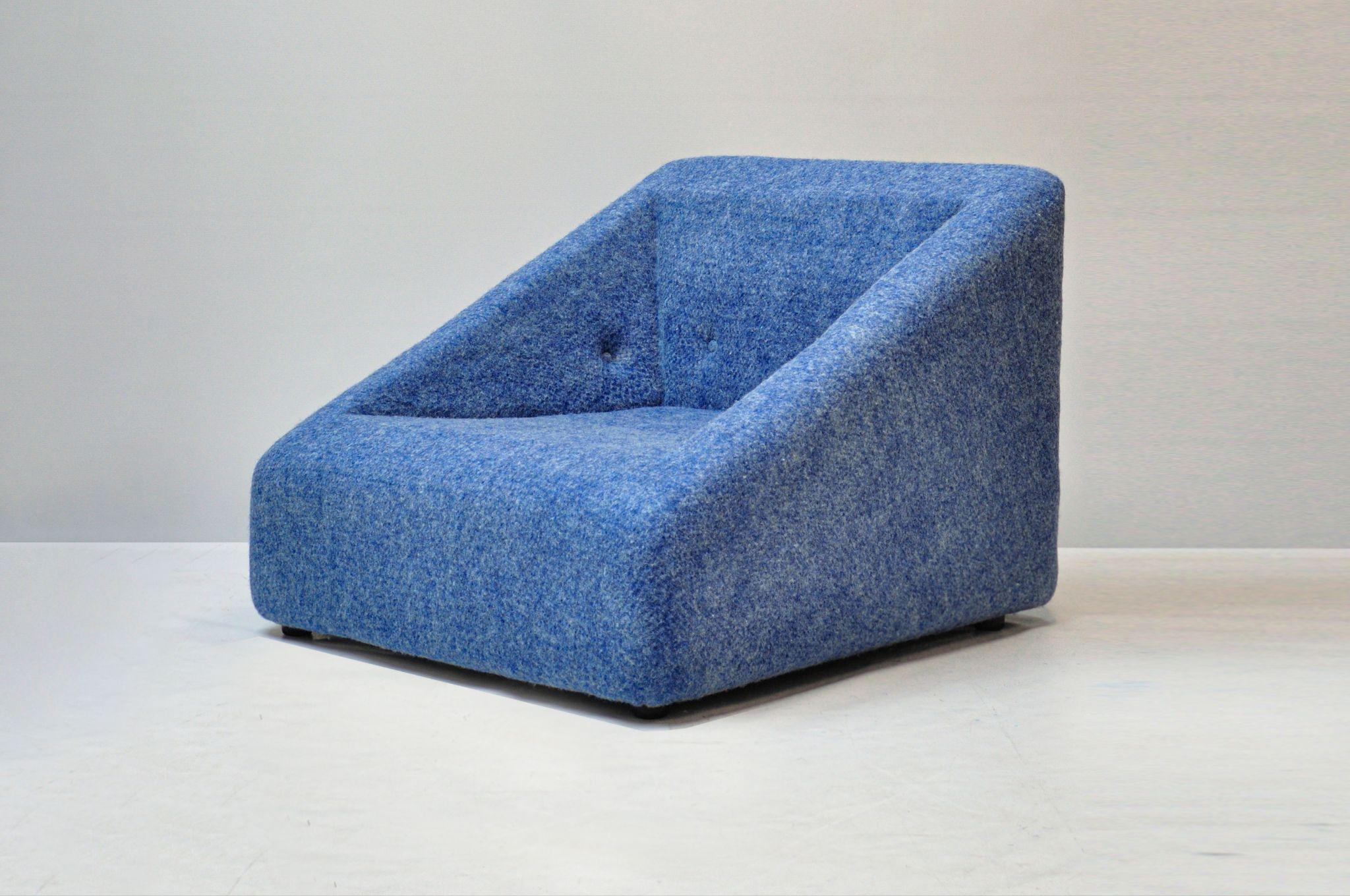Front view of the blue ādara® Felt chair by Roger Haan