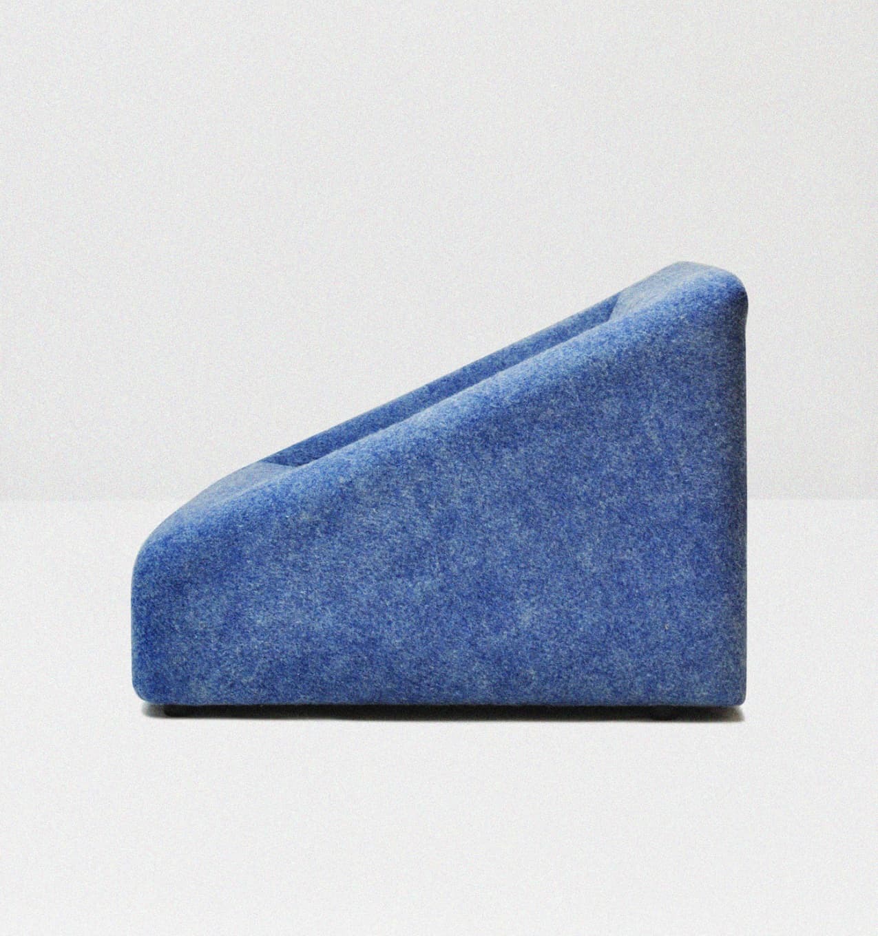 Side profile of the blue ādara® Felt chair by Roger Haan